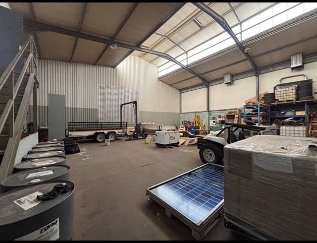 410M² WAREHOUSE TO LET IN STRAND INDUSTRIA